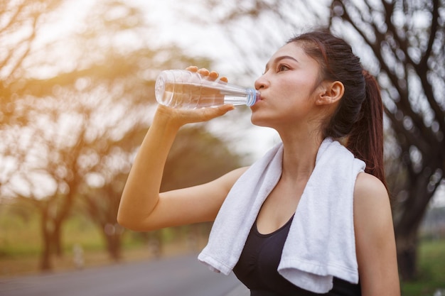 女性が飲み物を飲むグラスの真ん中