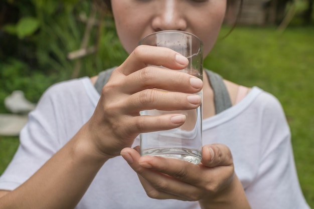 Foto sezione centrale di una donna che beve acqua