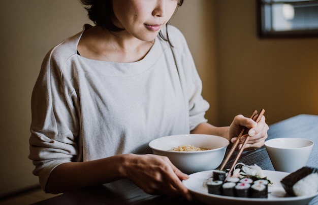 집에 앉아 음식을 먹는 여성의 중간 섹션