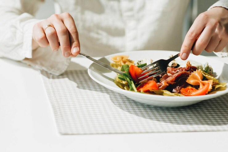 Photo 食べ物を食べている女性の真ん中
