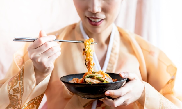 Photo midsection of woman eating food