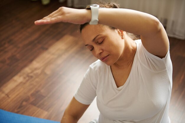 Photo midsection of woman exercising at home