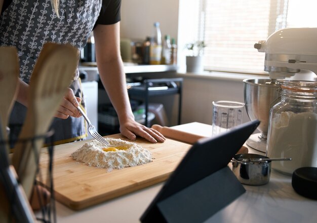 Photo midsection of woman having baking at home