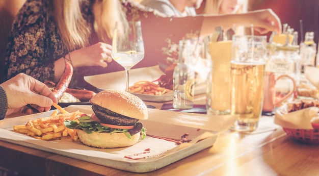 Photo midsection of woman having food at restaurant