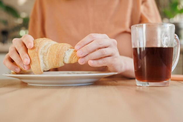 Photo midsection of woman having food on table