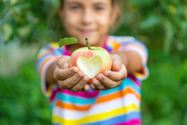 Photo midsection of woman holding apple