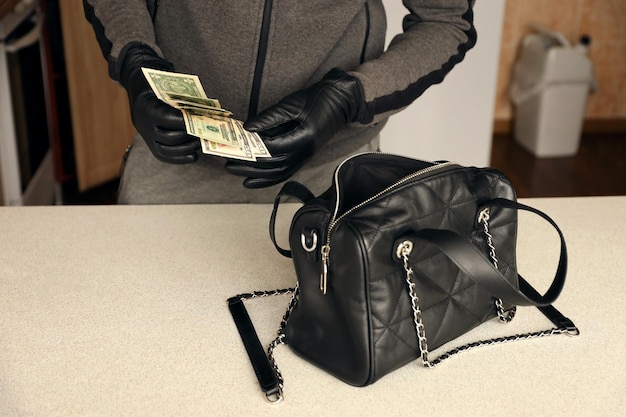 Photo midsection of woman holding bag