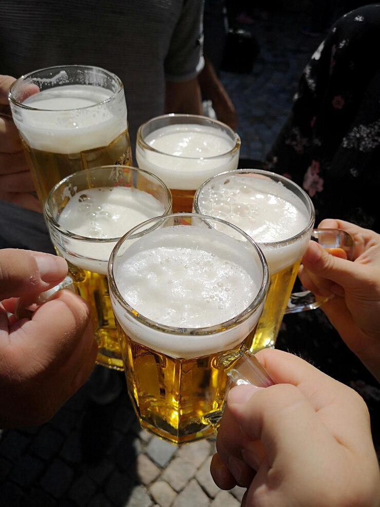 Photo 맥주 컵 을 들고 있는 여자 의 중간 부분