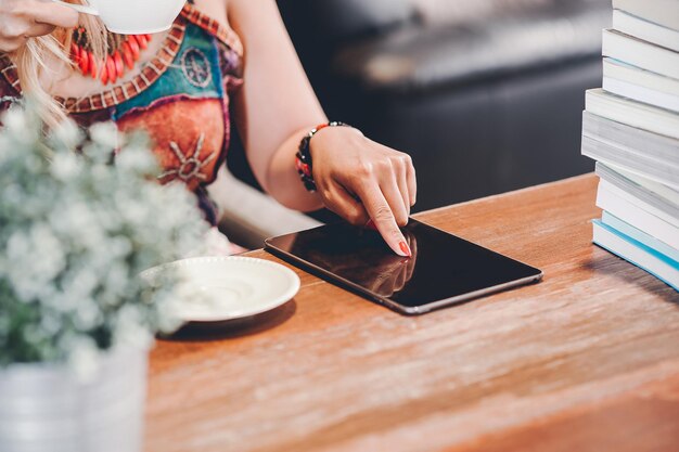 Photo midsection of woman holding book in cafe