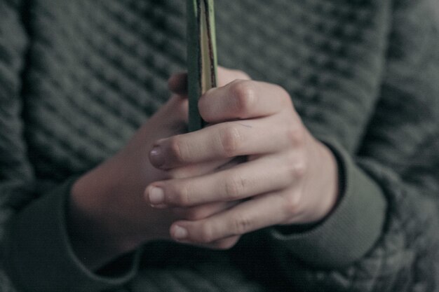 Photo midsection of woman holding book