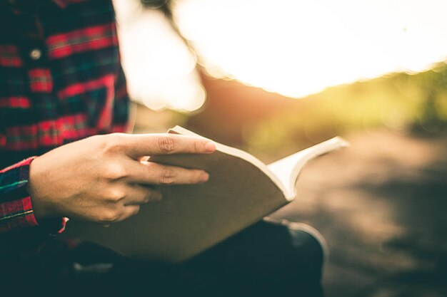 Photo midsection of woman holding book