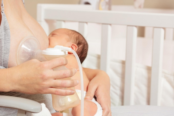 Photo midsection of woman holding bottle on table