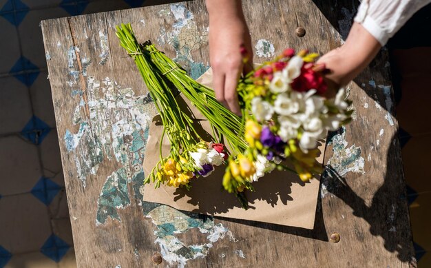 Foto sezione centrale di una donna che tiene un bouquet di piante da fiore