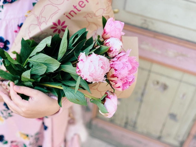 Photo midsection of woman holding bouquet