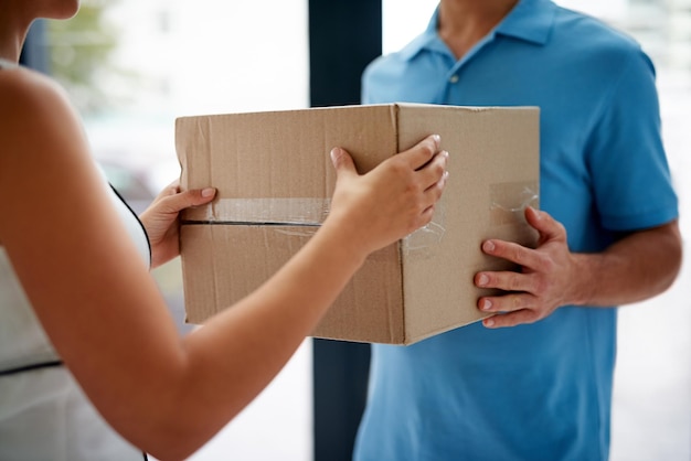 Photo midsection of woman holding box