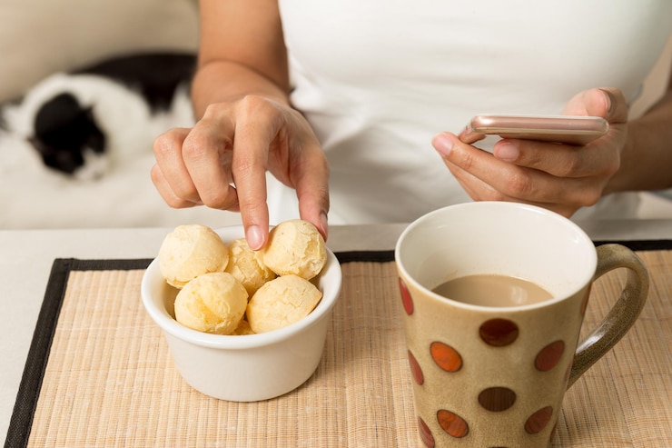 Photo midsection of woman holding cheese bread