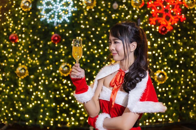 Photo midsection of woman holding christmas tree