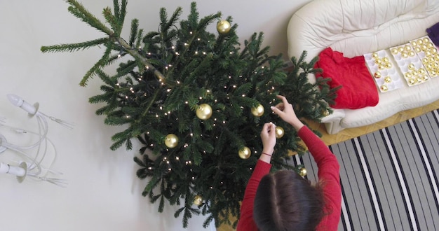 Foto sezione centrale di una donna che tiene l'albero di natale