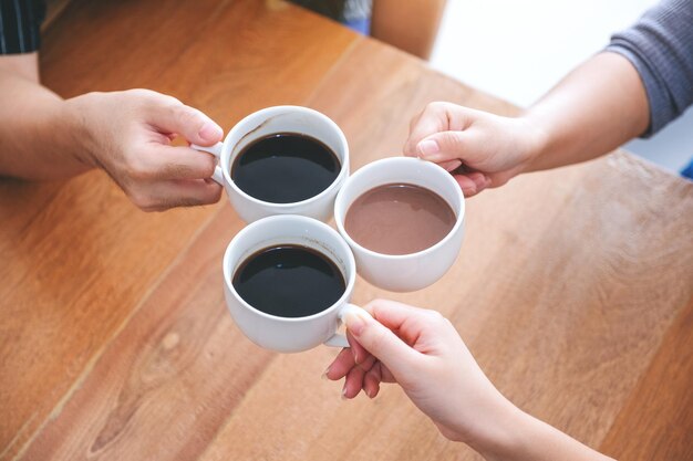 Photo midsection of woman holding coffee cup on table