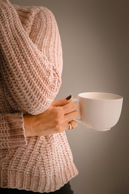 Photo midsection of woman holding coffee cup