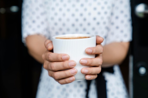 Photo midsection of woman holding coffee cup