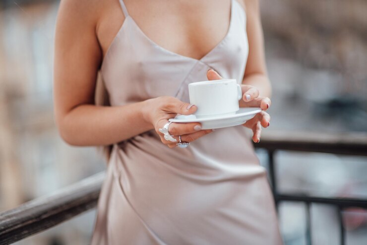 Photo midsection of woman holding coffee cup