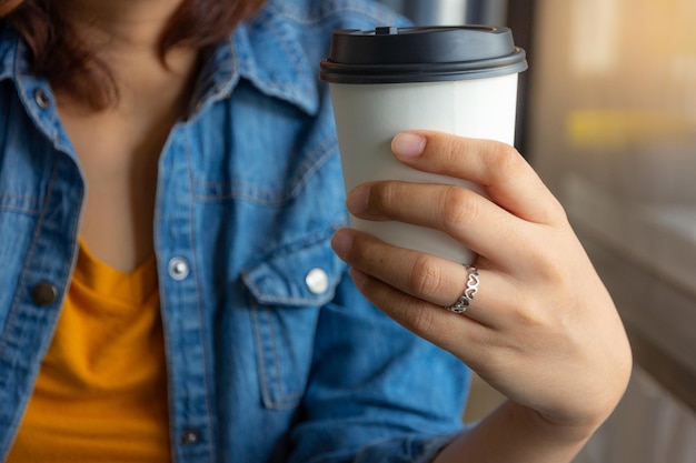 Photo midsection of woman holding coffee cup