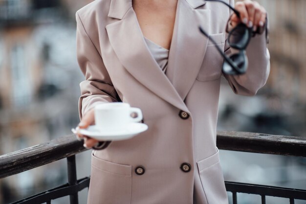 Photo midsection of woman holding coffee cup