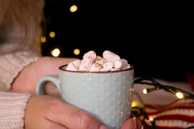 Foto sezione centrale di una donna che tiene il caffè sul tavolo