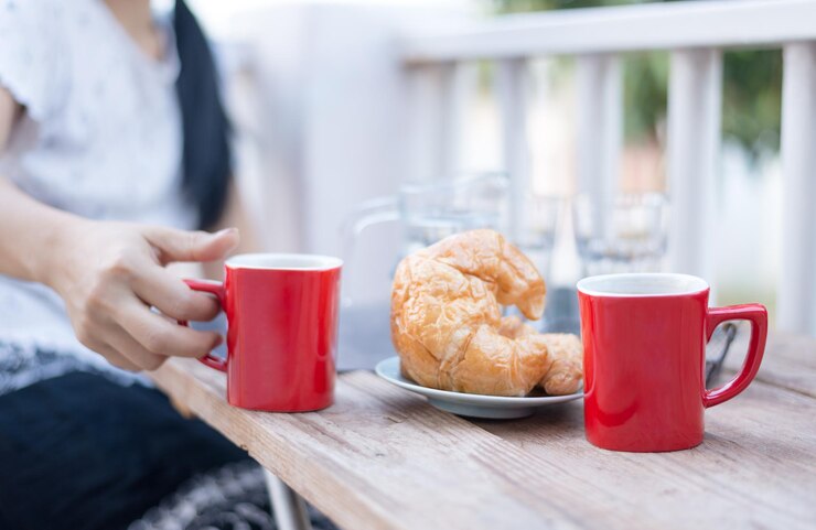 Photo テーブルでコーヒーを握っている女性のミッドセクション