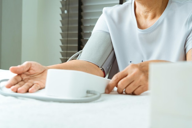 テーブルに座ってコーヒーを握っている女性のミッドセクション