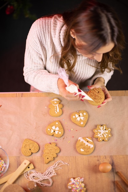 Foto sezione centrale di una donna che tiene i biscotti a casa
