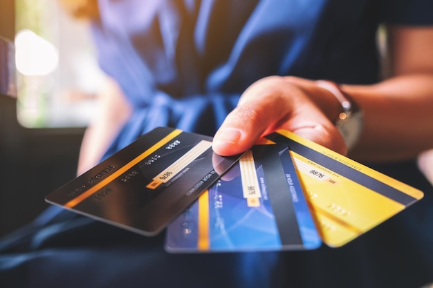 Photo midsection of woman holding credit cards