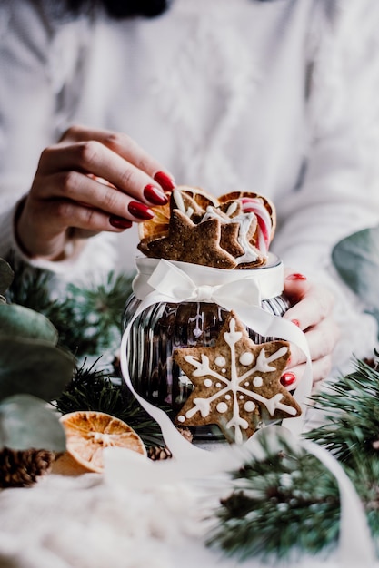 Photo midsection of woman holding dessert on table