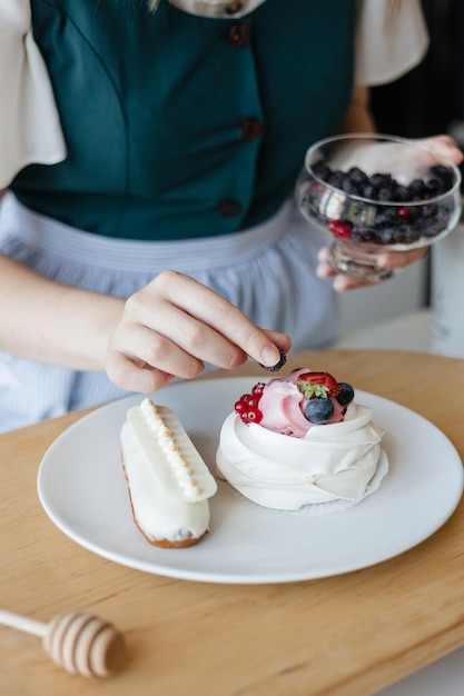 Photo midsection of woman holding dessert on table