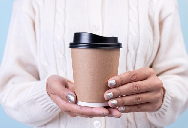 Photo midsection of woman holding disposable coffee cup