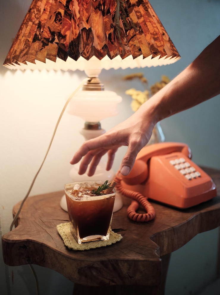 Photo テーブルの上で飲み物を握っている女性のミッドセクション