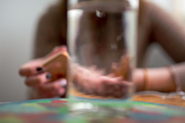 Photo midsection of woman holding drink on table