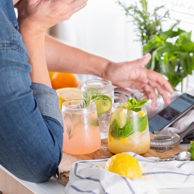 Photo midsection of woman holding drink on table