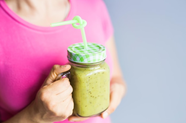 Photo midsection of woman holding drink