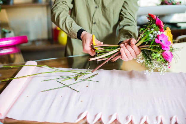 Photo midsection of woman holding flower bouquet