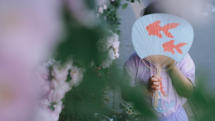 Photo 花を握っている女性の真ん中部分