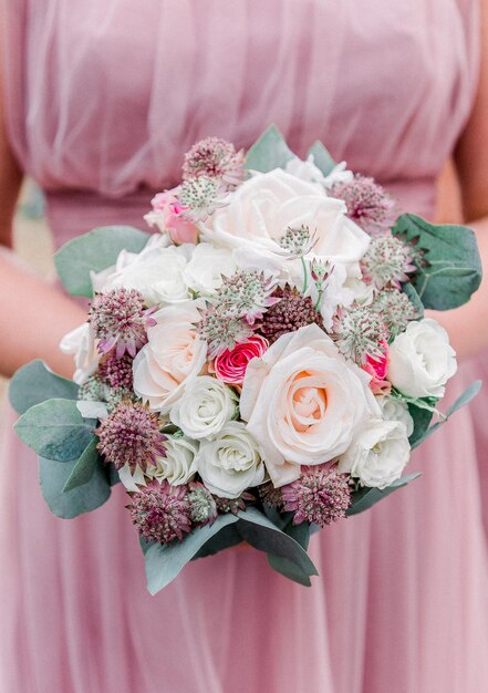 Photo midsection of woman holding flowers bouquet