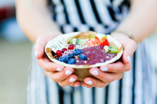 Photo midsection of woman holding food in bowl