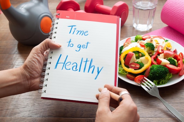 Photo midsection of woman holding food on table