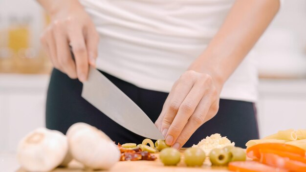 Foto sezione centrale di una donna che tiene il cibo