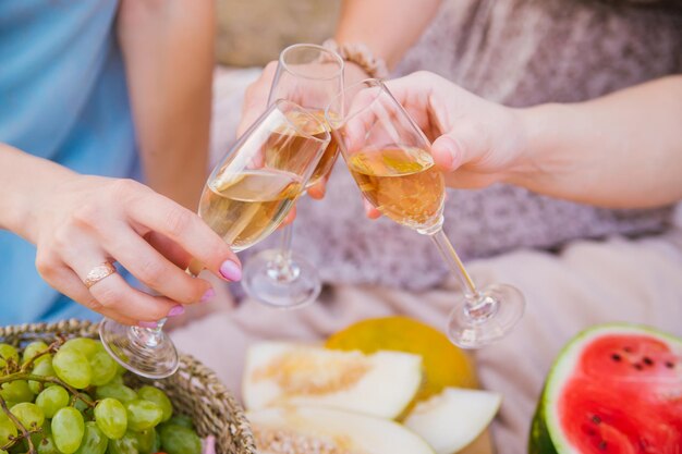 Foto sezione centrale di una donna che tiene il cibo