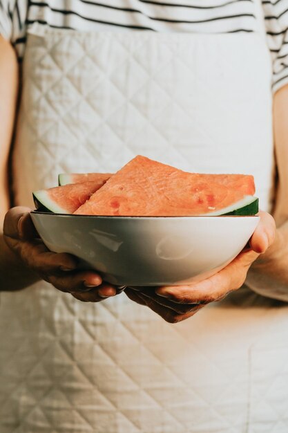 Foto sezione centrale di una donna che tiene il cibo