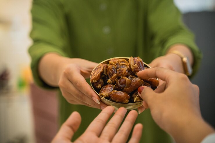 Photo midsection of woman holding food