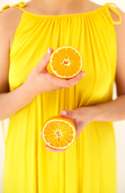 Foto sezione centrale di una donna che tiene la frutta